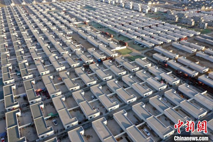 圖為蘭州新區(qū)移民安置區(qū)?！《P 攝