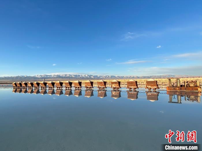 圖為小火車倒影在湖中，湖面如圖明鏡一般?！●R翔 攝