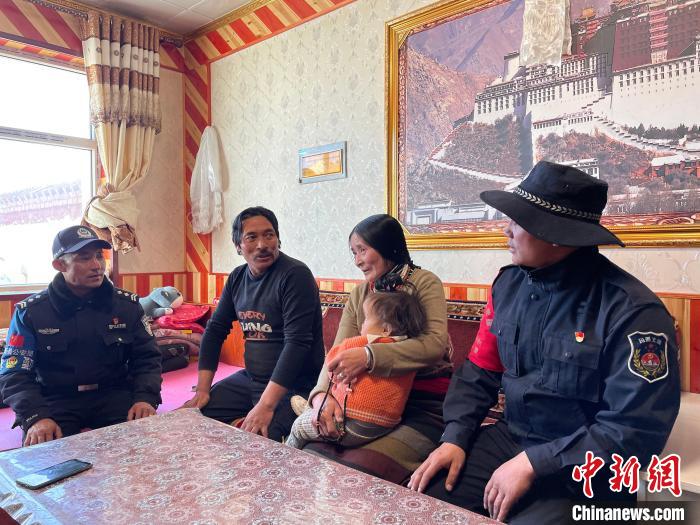 圖為派出所民警和義警入戶了解情況?！∑罾C娟 攝