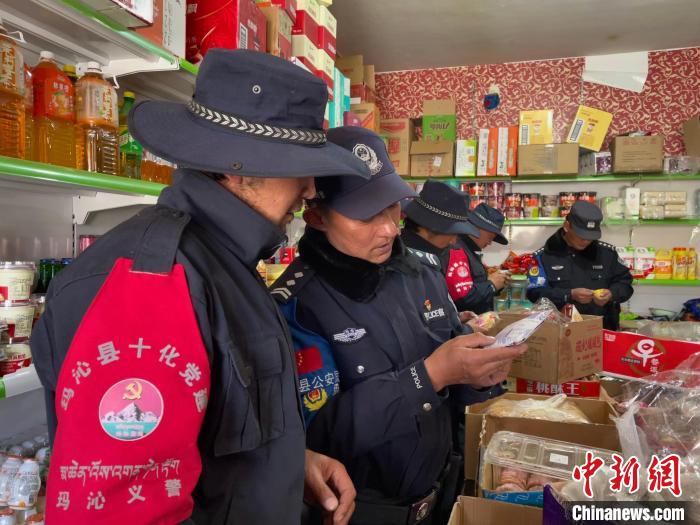 圖為派出所民警和義警對沿街店鋪檢查?！∑罾C娟 攝