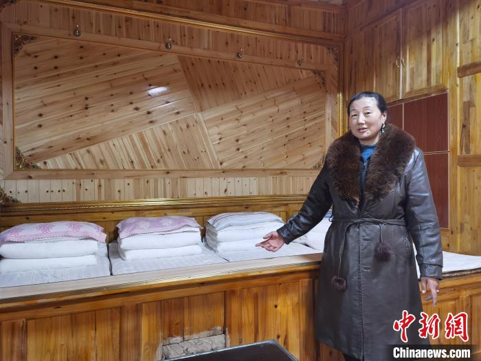 圖為德吉村村民鬧尖措介紹自家農(nóng)家樂(lè)。　祁增蓓 攝