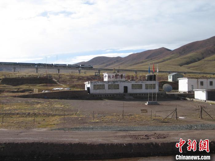 圖為青藏鐵路通車后列車經(jīng)過中鐵西北院風(fēng)火山觀測站。(資料圖) 中鐵西北科學(xué)研究院供圖