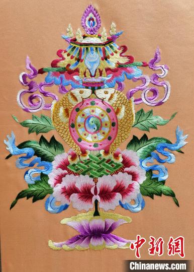 圖為藏繡作品?！∑钤鲚?攝