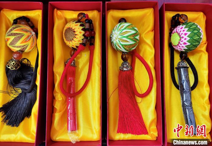 圖為藏繡手工藝品?！∑钤鲚?攝