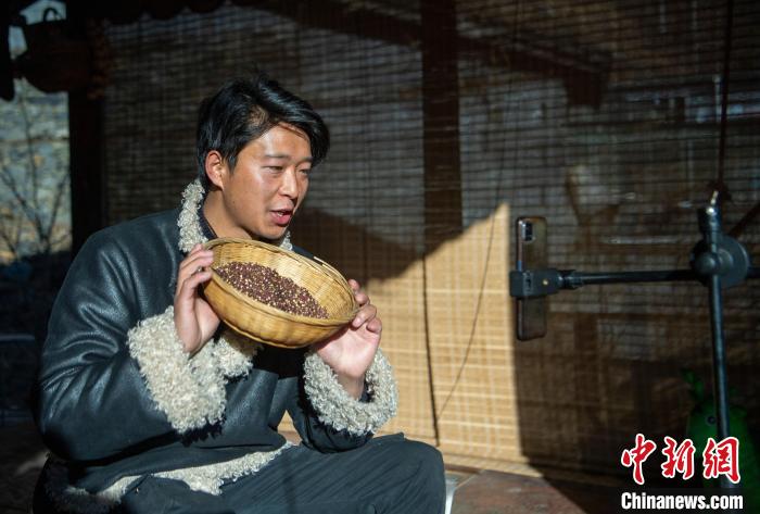 洛桑在鏡頭前介紹家鄉(xiāng)特產(chǎn)?！⒅铱?攝