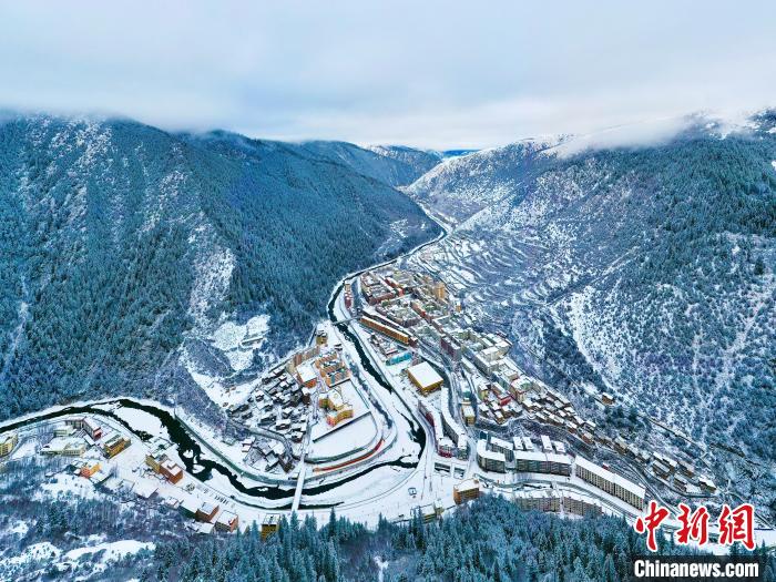 壤塘的雪后美景?！∪捞量h融媒體中心供圖