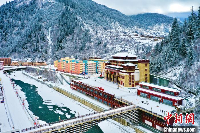 壤塘的雪后美景?！∪捞量h融媒體中心供圖