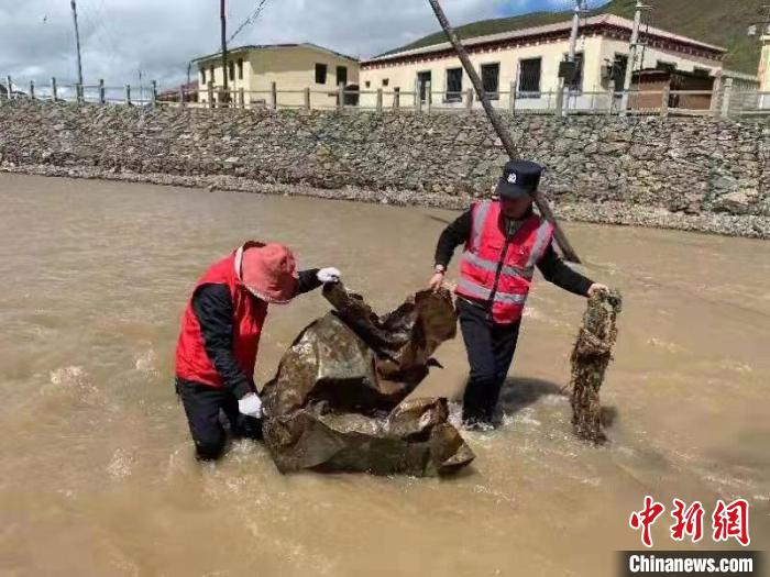 守護長江支流的青?！肮_義警”
