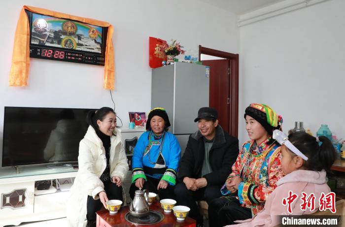 新家是兩層小樓房，一樓布置得充滿現(xiàn)代感，喝著藏式奶茶，一家人聊著今年春節(jié)怎么過?！《∷?攝