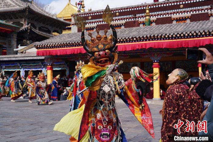 圖為塔爾寺僧侶進(jìn)行“跳欠”儀式?！●R銘言 攝