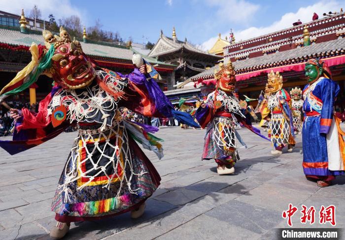 圖為塔爾寺僧侶進(jìn)行“跳欠”儀式?！●R銘言 攝