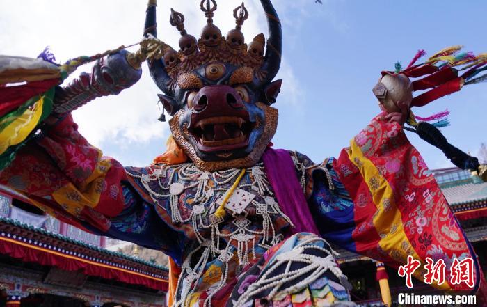 圖為塔爾寺僧侶進(jìn)行“跳欠”儀式。　馬銘言 攝
