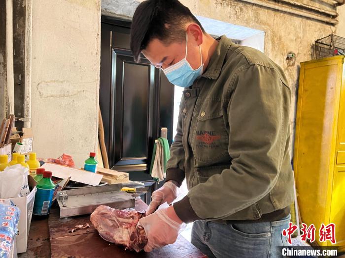 圖為雪豹“奶爸”史壽軍正在準(zhǔn)備投喂雪豹的食材?！●R銘言 攝
