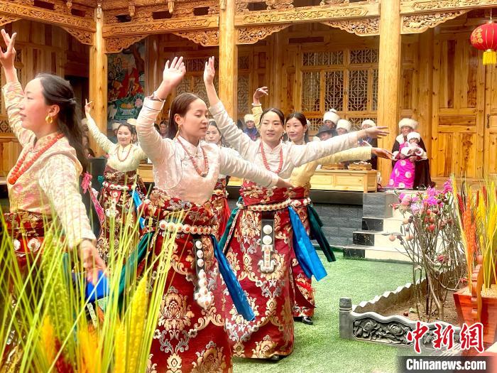 圖為藏族女性載歌載舞。　李玉峰 攝