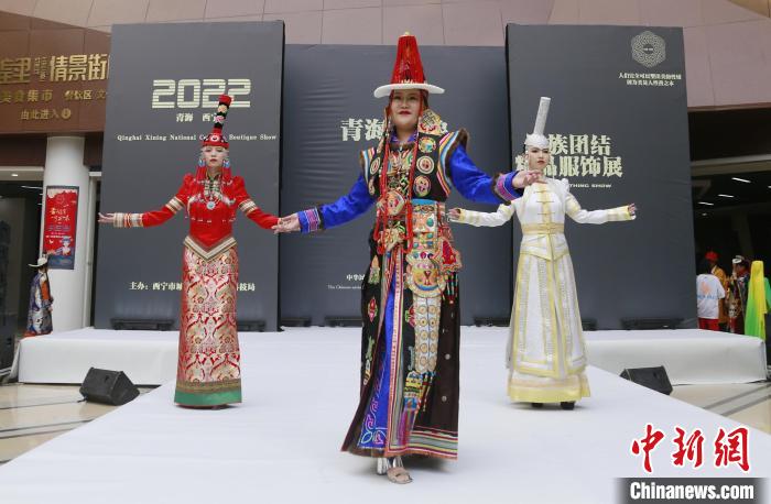 圖為模特展示蒙古族服飾。　馬銘言 攝