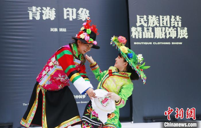 圖為模特身穿土族服飾進行“土族刺繡”表演?！●R銘言 攝