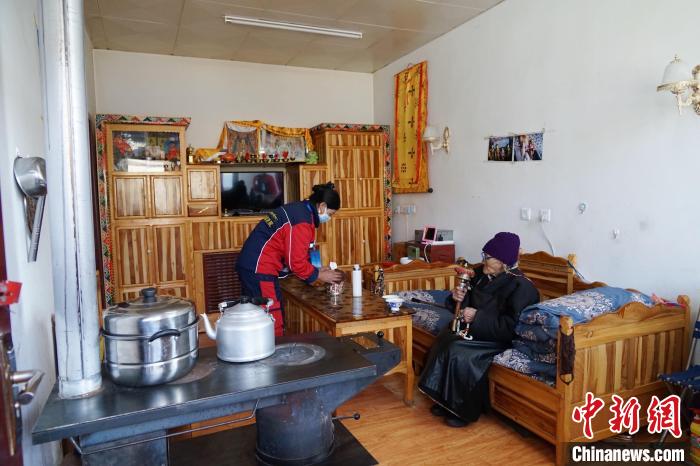 圖為敬老院護(hù)工為老人打掃屋內(nèi)衛(wèi)生。　馬銘言 攝