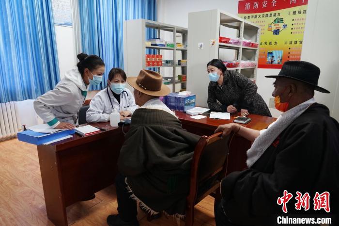 圖為骨科醫(yī)生為敬老院老人們進(jìn)行集中檢查?！●R銘言 攝