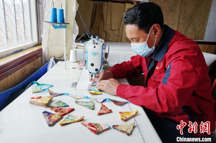 圖為工人正在制作藏式手工藝品?！●R銘言 攝