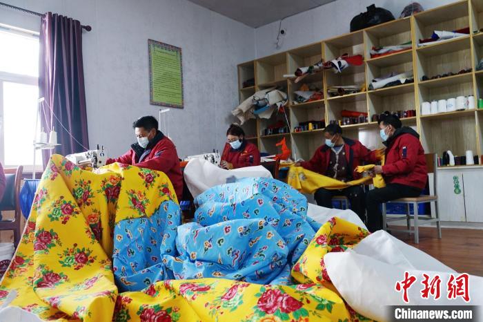圖為工人們正在制作帳篷。　馬銘言 攝