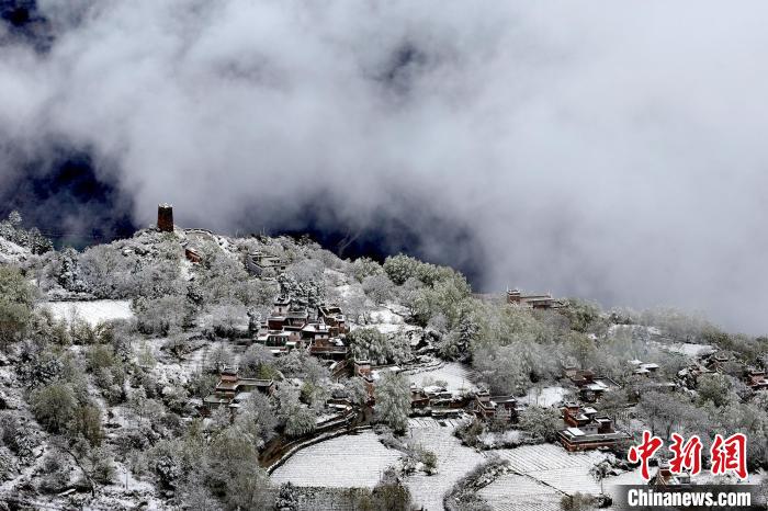 雪后的藏寨和碉樓構(gòu)成美麗的雪景。　降初澤郎 攝