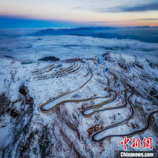 雪后的牛背山山頂和崎嶇的公路?！±顒P 攝