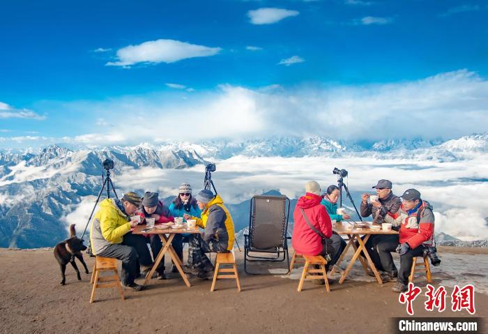 牛背山頂攝影家們的早餐?！d 攝