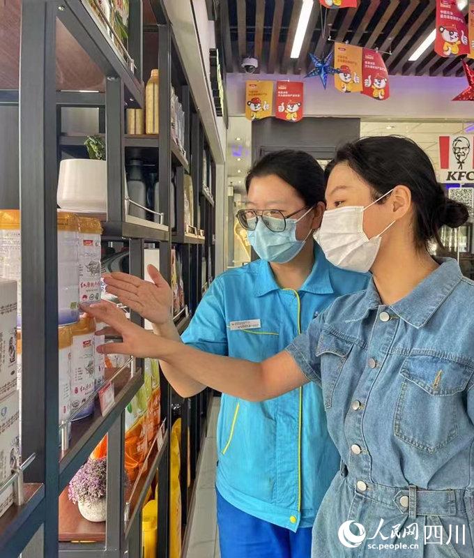 顧客可以在川內中國石油加油站便利店內選購到品質純正的紅原奶粉。張霞攝
