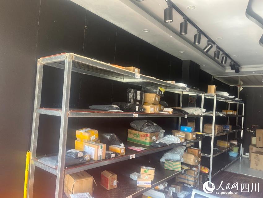 縣城自提點包裹。諸葛輝攝