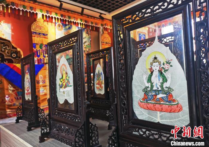 圖為久美尖措創(chuàng)作的藝術(shù)品。　張?zhí)砀?攝