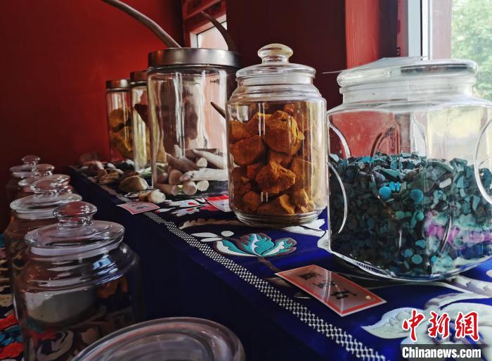 圖為唐卡繪畫礦物顏料展示?！?zhí)砀?攝