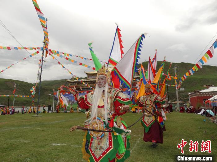 圖為演員進(jìn)行表演?！“喱斂h文體旅游廣電局 供圖