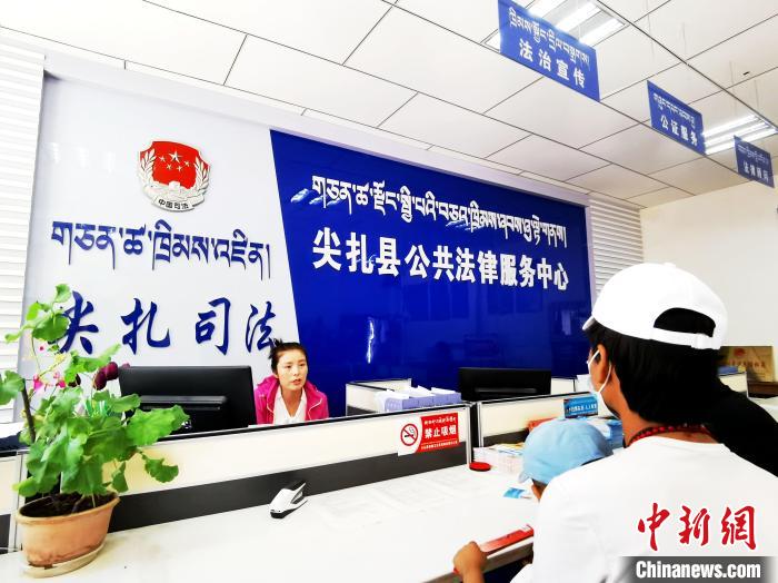 （人民幸福生活）探訪(fǎng)青海尖扎法律援助中心：應(yīng)援盡援，給弱勢(shì)群體筑法律后盾