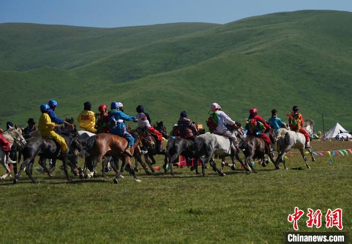 圖為選手進行3000米賽馬比賽?！●R銘言 攝
