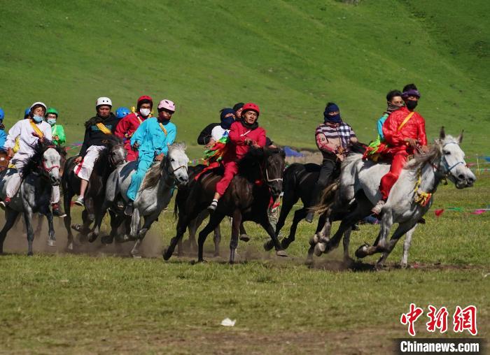圖為選手進行3000米賽馬比賽?！●R銘言 攝