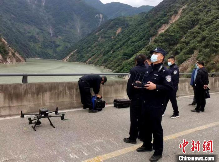 民警組成的搜尋隊利用無人機在震區(qū)開展空中巡查?！「首沃莨簿止﹫D