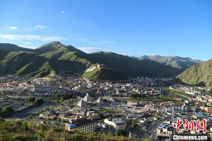 圖為航拍玉樹(shù)市?！∮駱?shù)市委宣傳部供圖