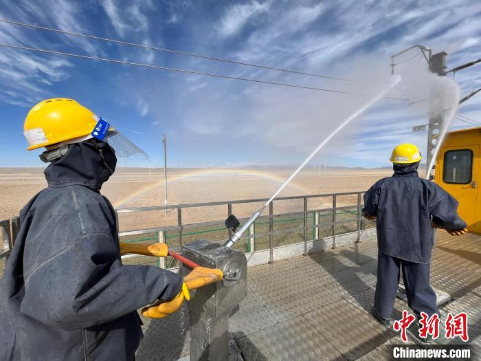 圖為水炮手操作高壓水槍對絕緣子進行清洗。　高啟宏 攝