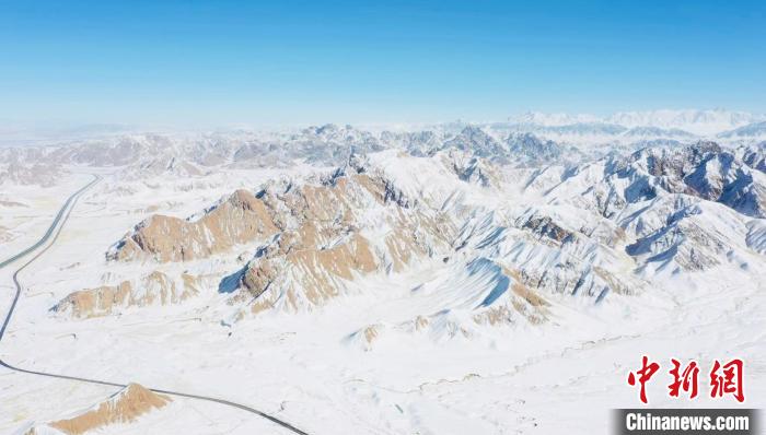 圖為無人機航拍高原雪景?！《继m縣融媒體中心供圖