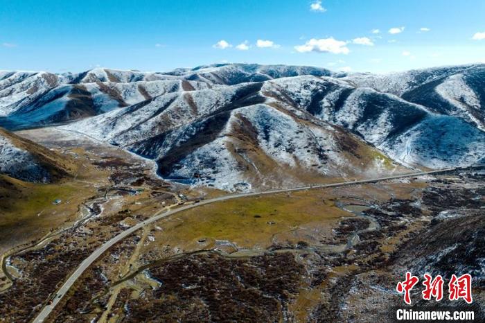 西成高鐵紅原2號隧道出口附近山頭已被雪覆蓋。　劉忠俊 攝