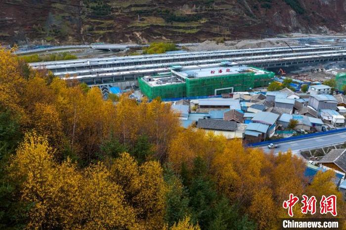 正在建設的成蘭鐵路松潘站?！⒅铱?攝