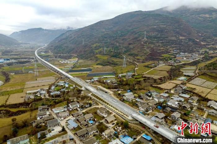 成蘭鐵路松潘右所屯岷江雙線特大橋?！⒅铱?攝