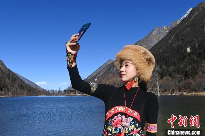 游人在畢棚溝景區(qū)拍照留念?！“苍?攝