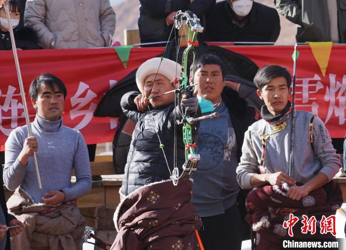 圖為藏族民眾比拼射箭技藝。　馬銘言 攝