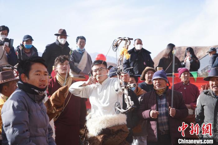 圖為藏族民眾比拼射箭技藝。　馬銘言 攝