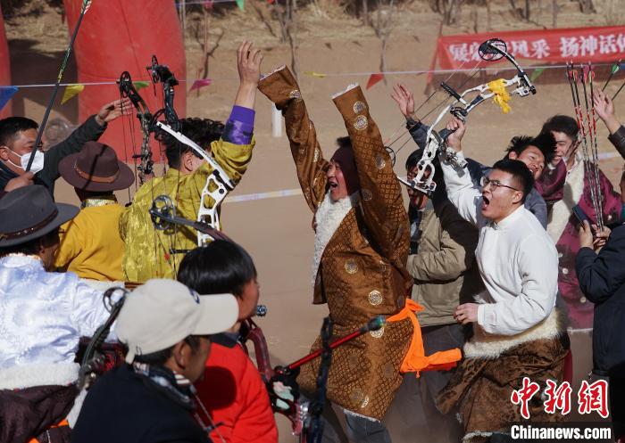 圖為藏族民眾跺腳歡呼慶祝弓箭手射中靶心?！●R銘言 攝
