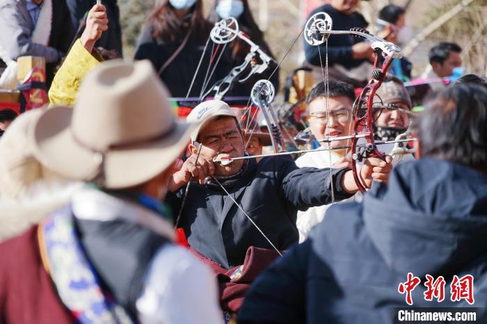 圖為藏族民眾比拼射箭技藝?！●R銘言 攝