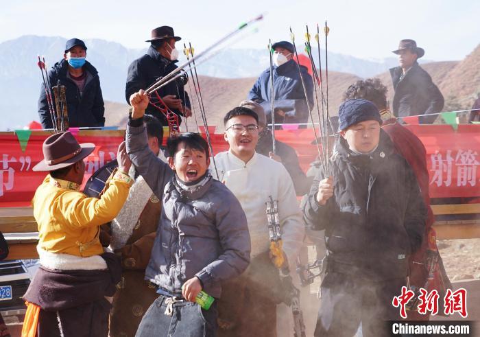 圖為藏族民眾跺腳歡呼慶祝弓箭手射中靶心。　馬銘言 攝