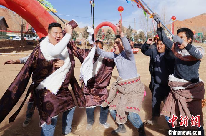 圖為藏族民眾跺腳歡呼慶祝弓箭手射中靶心?！●R銘言 攝