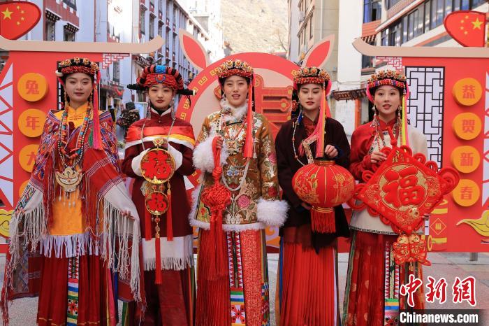 丹巴美女送祝福，迎新年。　李永安 攝